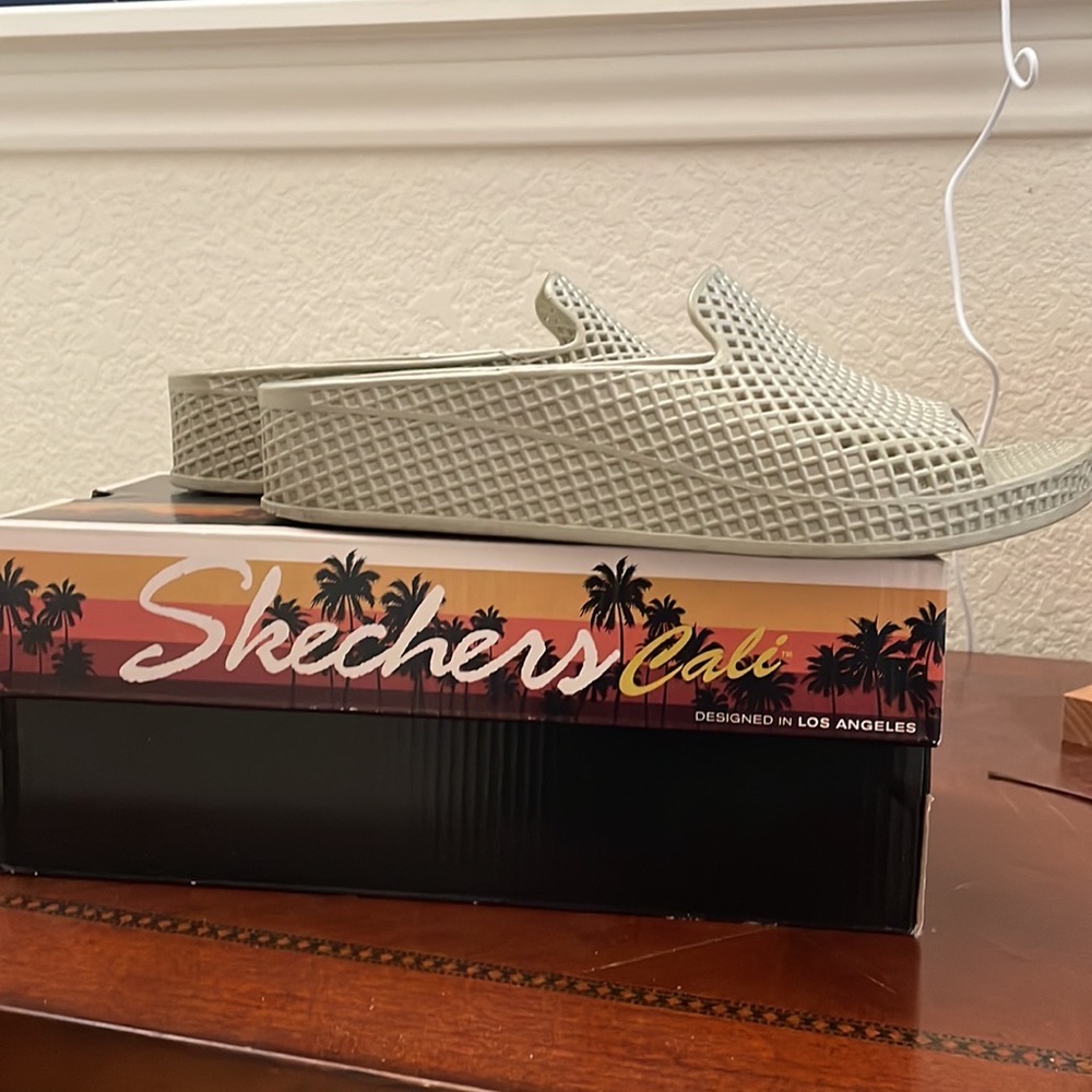 Skechers Cali slide sandals. Perfect for summer! new conditions